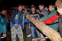 Hody 2016 - stavění máje